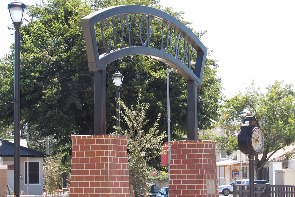 City of Dixon arch and street clock in downtown Dixon